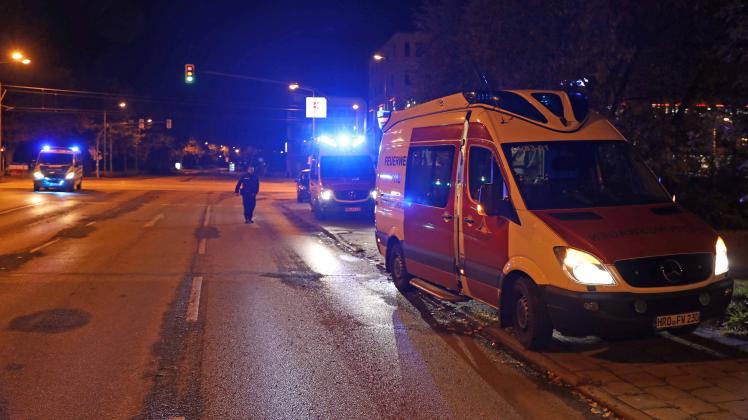 Polizei-Streifenwagen verunglückt auf Einsatzfahrt in Rostock: Zusammenstoß mit Hyundai-Kleinwagen fordert 2 Verletzte, darunter ein Polizist