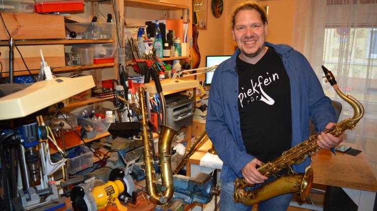 Er spielt nicht nur Saxofon in der Güstrower Band „piekfein“, sondern repariert in seiner Werkstatt in Güstrow auch Saxophone.