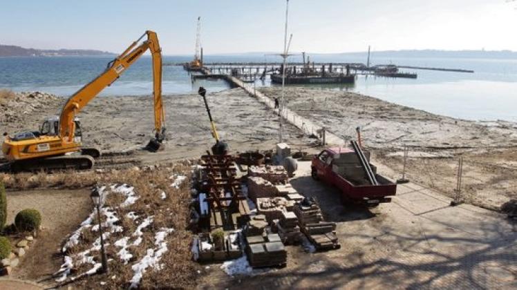 Unerwünschte Hafenfüllung: Bagger haben den angespülten Sand ausgehoben und im Uferbereich aufgeschüttet.  Foto: Michael Staudt