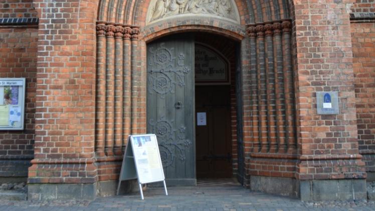„Thesenanschlag“ an der Pforte der Güstrower Pfarrkirche:  der Prediger Johann Lüdecke hat seine Thesen im Jahr 1525 mit Wachs an die Tür geklebt. 