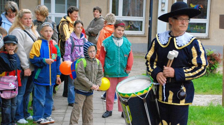 Der Trommler von Gadebusch zeigt auch gerne Schülern, hier aus Grevesmühlen, seine Stadt. 