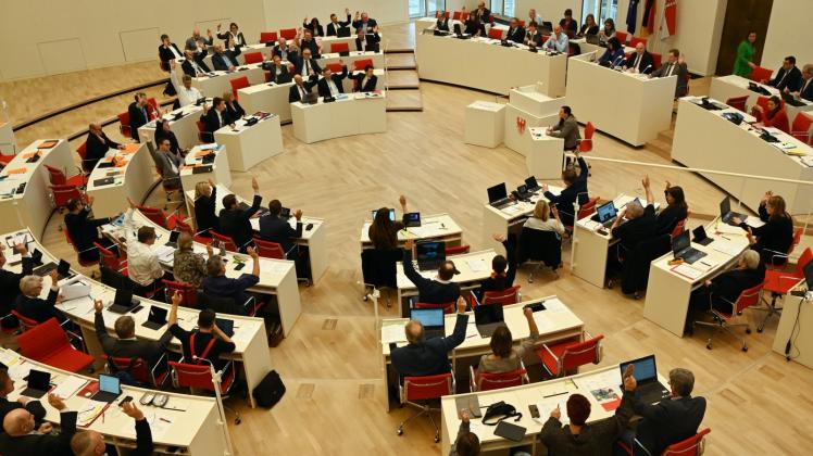 Der Brandenburger Landtag fordert mehr Mitsprache bei den Pandemie-Maßnahmen. 