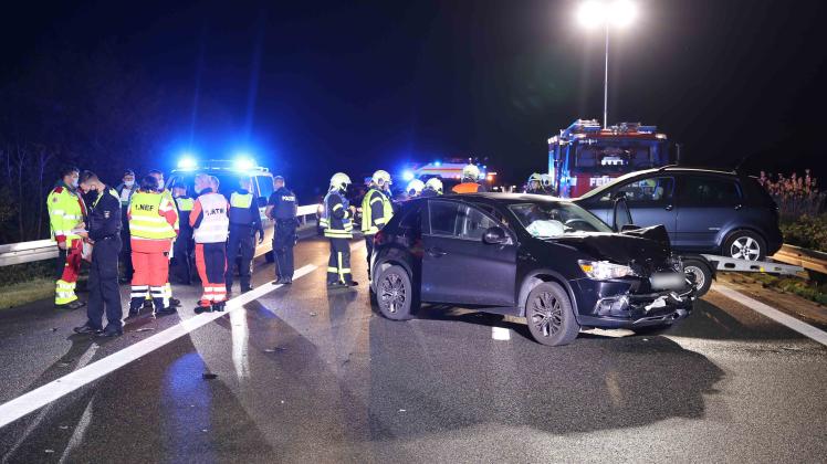 Schwerer Autobahnunfall nahe Tessin: Fünf Autos stoßen auf A 20 zusammen, drei Verletzte - Großaufgebot an Rettern im Einsatz