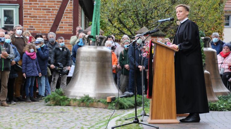 Ehrenvolle Aufgabe: Pastorin Johanna Levetzow weihte die drei neuen Glocken feierlich ein.  Fotos: Christian Jäger 