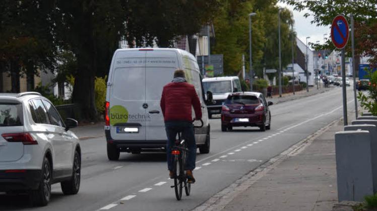 Fahrradspur in der Husumer Straße zwischen Wesseln und Stadtmitte. 