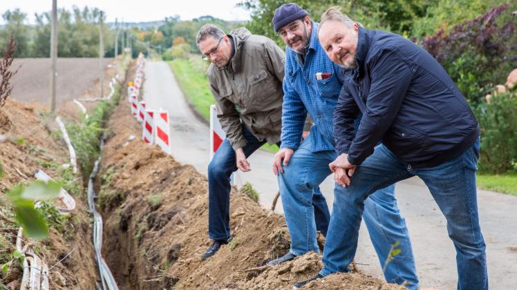 Drei für ein ganzes Dorf: Frank Düsterhöft , Rolf Krause und Hans-Dieter Müller (v.l.) aus Grevenhagen ärgern sich, dass das Breitbandkabel am Ortseingang endet. 