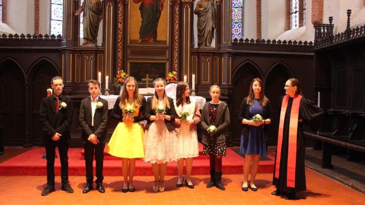 Sieben Mädchen und Jungen feierten am Sonnabend Konfirmation in St. Jacobi mit Pfarrerin Verena Mittermaier (r). 