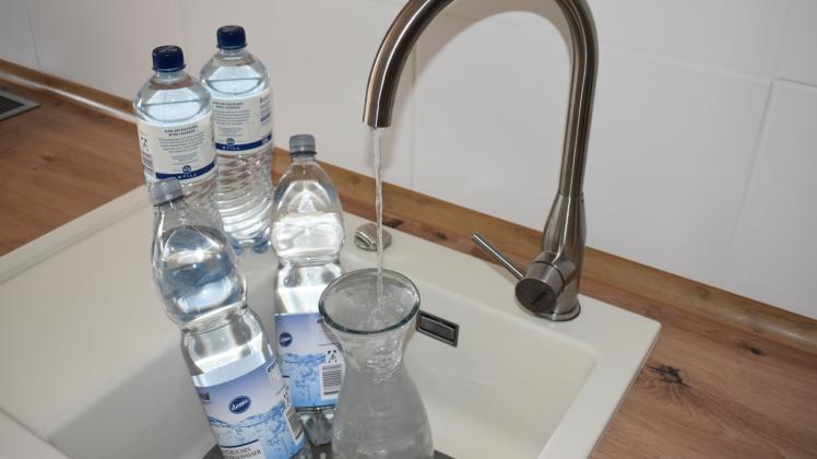 Trinkwasser aus Flaschen: Haushalte in Necheln greifen lieber auf gekauftes Wasser zurück. 