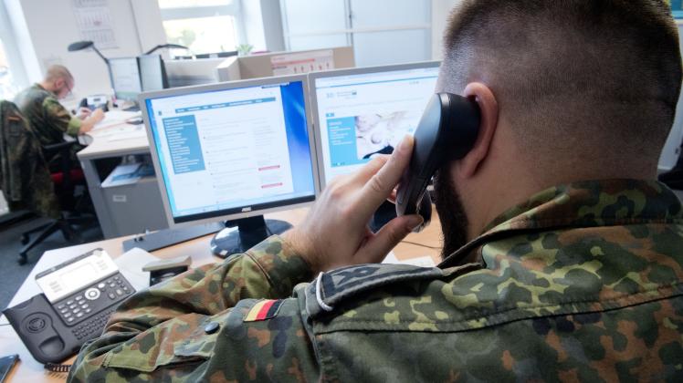 Soldaten des Fliegerhorst Laage unterstützten im Landratsamt Vorpommern-Rügen das Gesundheitsamt bei der Corona-Kontaktnachverfolgung