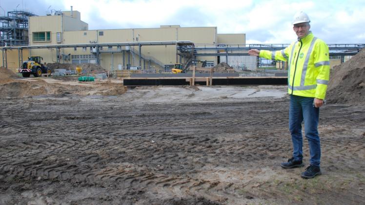 Avebe-Geschäftsführer Peter Minow zeigt die Baustelle der neuen Eiweißfabrik auf dem Dallminer Firmengelände. 