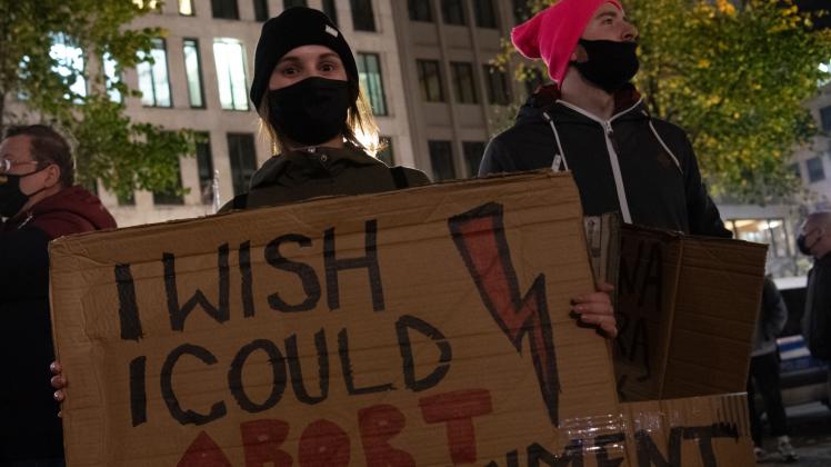 “Ich wünschte, ich könnte meine Regierung abtreiben“ – so wurde in Berlin im Zeichen des roten Blitzes gegen eine Verschärfung des Abtreibungsverbots in Polen protestiert. 