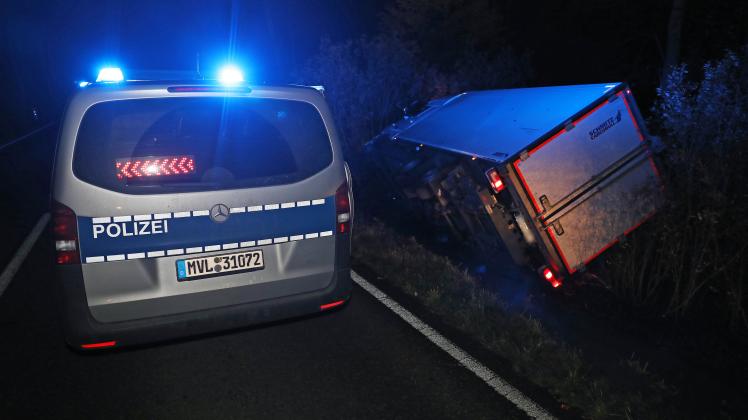 Unfall mit Döner-Lastwagen auf B110 nahe Sanitz (LRO): Lkw mit 3 Tonnen Dönerspießen landet, nachdem der Fahrer vom Fernlicht des Gegnverkehrs geblendet worden war, im Graben Unfall mit Döner-Lastwagen auf B110 nahe Sanitz (LRO): Lkw mit 3 Tonnen Dönerspießen landet, nachdem der Fahrer vom Fernlicht des Gegnverkehrs geblendet worden war, im Graben