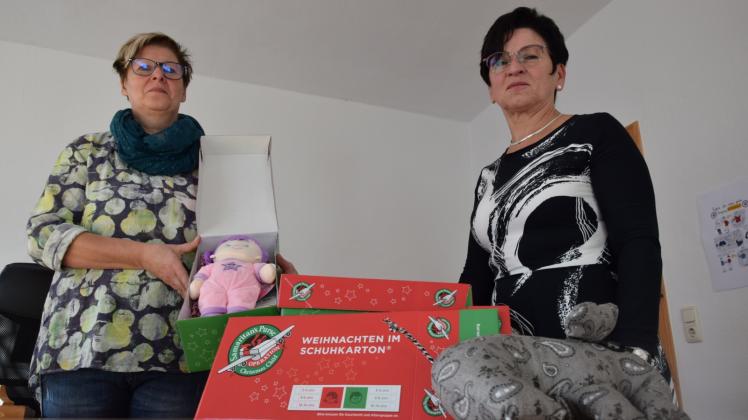Die ersten Pakete sind schon da:  Astrid Dahl (r.) und Jugendsozialarbeiterin Sabine Priesemann freuen sich, auf weitere Geschenke. Am Montag startet die Abgabewoche. 