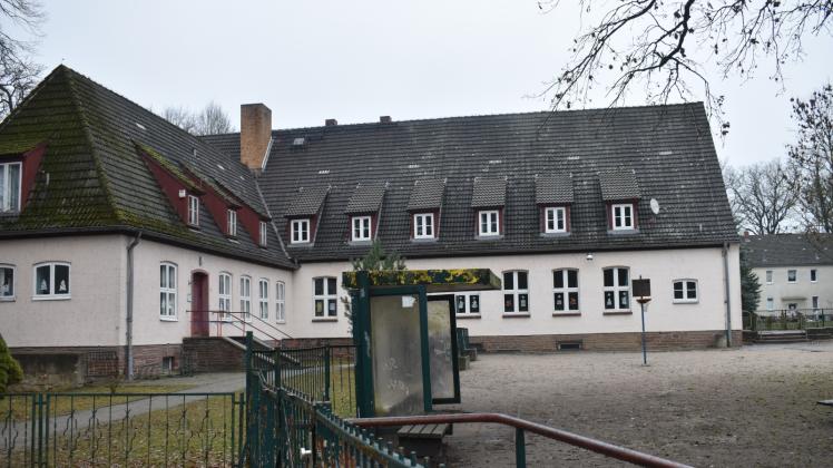 Im ehemaligen Offizierskasino aus den 1930er-Jahren ist seit Jahrzehnten die Grundschule in Diekhof untergebracht. Im nächsten Jahr soll der Bau einer neuen Schule beginnen. Das eingeplante Geld dafür soll nun in den Haushalt 2021 geschoben werden.