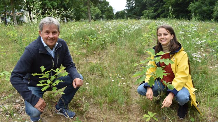 Sind stolz auf den Schweriner Klimawald:  Theresia Crone und Dr. Ronald Apitz.
