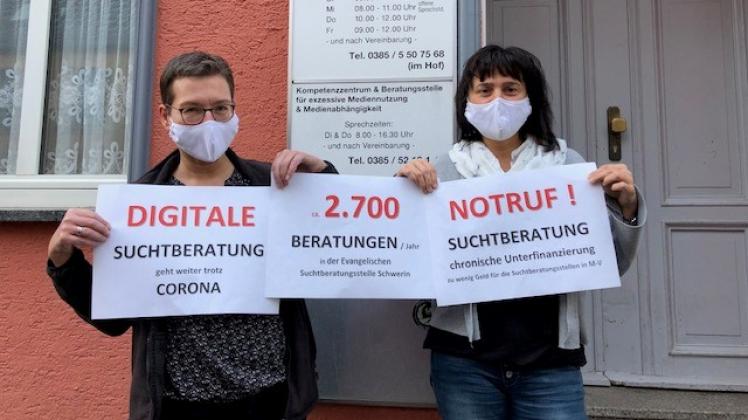 Schlossen sich dem Protest an: Ivonne Martensen (l.) und Manuela Kauer von der Beratungsstelle der Evangelischen Suchtkrankenhilfe in Schwerin. 