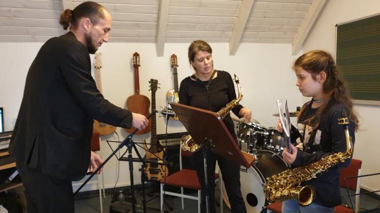 Während Jonas Liedtke noch die Technik einrichtet, erklärt Saxophonlehrerin Claudia Meures ihrer Schülerin Ida Bade, worauf es jetzt besonders ankommt.