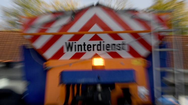 Der städtische Winterdienst sagt auch in diesem Jahr den vereisten Straßen den Kampf an. Seit Anfang November sind die Stadtwirtschaftlichen Dienstleistungen wieder in Rufbereitschaft und jederzeit einsatzbereit. Der städtische Winterdienst sagt auch in diesem Jahr den vereisten Straßen den Kampf an. Seit Anfang November sind die Stadtwirtschaftlichen Dienstleistungen wieder in Rufbereitschaft und jederzeit einsatzbereit.