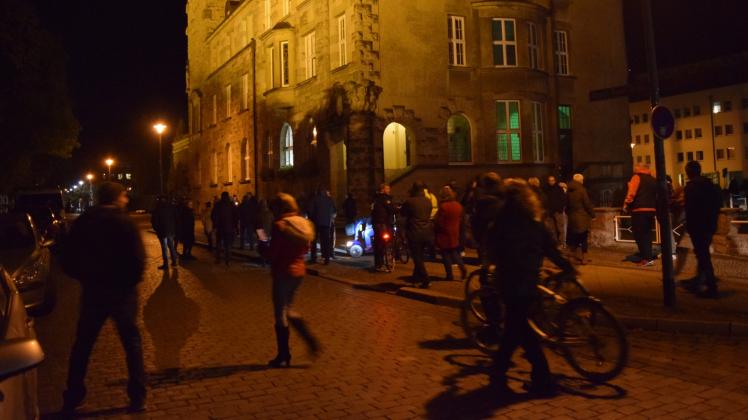 Vom Wittenberger Rathaus aus setzten sich die Versammelten am Mittwoch Abend zum gemeinsamen „Spaziergang“ in Bewegung.  