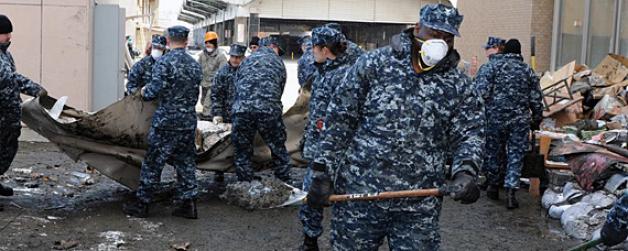 Soldaten der US-Navy helfen beim Aufräumen im Tsunami-Gebiet. Foto: dpa