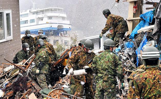 Die Aufräumarbeiten im Tsunami-Gebiet gehen weiter - wie hier in Otsuchi. Es fällt Schnee. Foto: dpa Die Aufräumarbeiten im Tsunami-Gebiet gehen weiter - wie hier in Otsuchi. Es fällt Schnee. Foto: dpa