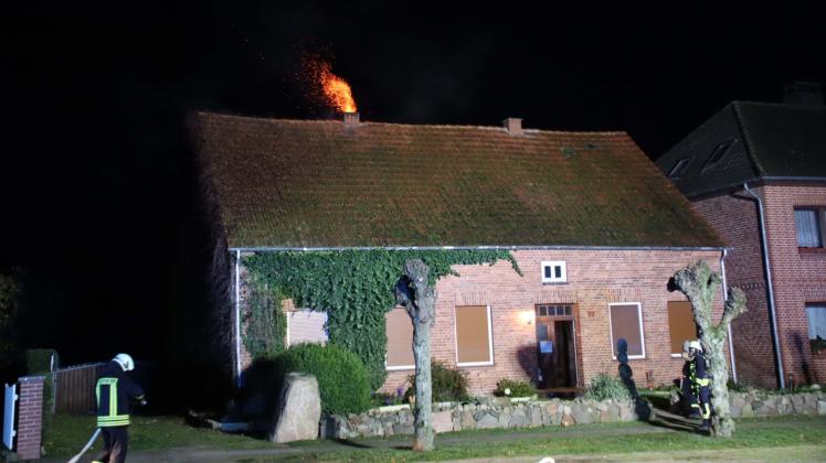 Der Schornstein eines Einfamilienhauses in Wanzlitz ist am Mittwochabend in Brand geraten. Mehrere Feuerwehren sowie ein Schornsteinfeger kamen daraufhin zum Einsatz, um den Brand zu löschen und ein Übergreifen der Flammen auf das Haus zu verhindern