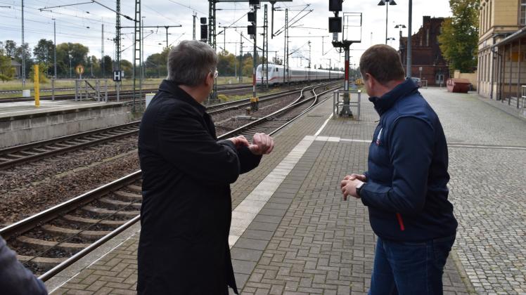 Ein ICE rauscht durch Wittenberge, während Bürgermeister Oliver Hermann (l.) und der Landtagsabgeordnete der Linken, Christian Görke, über mehr Halte von Fernzügen sprechen.