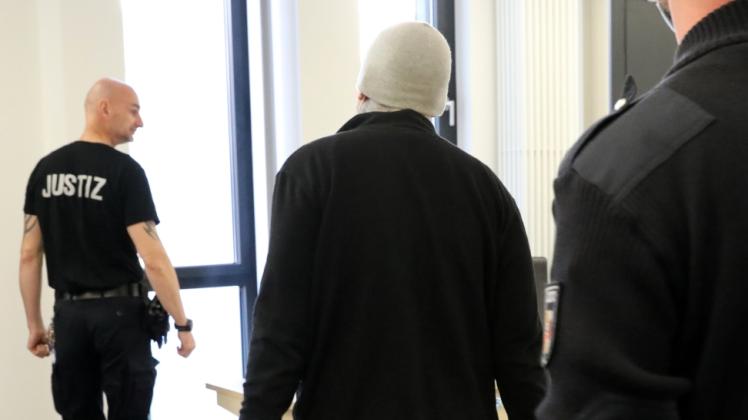 Der Angeklagte auf dem Weg in den Gerichtssaal 