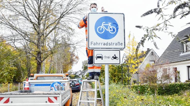 Die dritte Fahrradstraße in Rendsburg: Martin Mangels vom Umwelt- und Technikhof bringt das Verkehrsschild an.