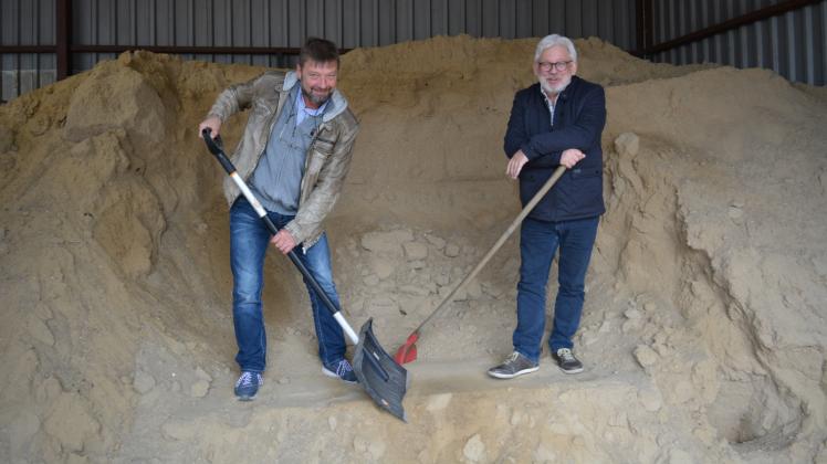 Streumittel ausreichend vorhanden: 70 Tonnen Sand-Kies-Gemisch haben Frank Mende (l.) und Hans-Peter Schröder vom Güstrower Stadtbauhof für den kommenden Winterdienst noch in ihrem Lager. 