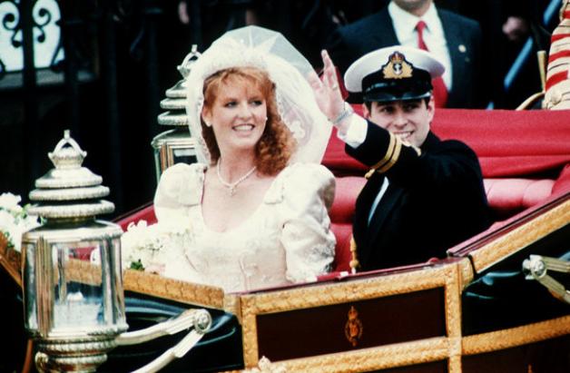 Prinz Andrew und die bürgerliche Sarah Ferguson heirateten am 23.07.1986. Für Scheidungsanwälte ist die Familie Windsor ein gefundenes Fressen. Bei drei von vier Kindern der Queen sind die prunkvoll geschlossenen Ehen recht schnell gescheitert. Foto: dpa