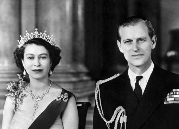 Königin Elizabeth II. posiert mit ihrem Ehemann Prinz Philip, dem Duke of Edinburgh, im Buckingham Palast in London. Seit 1947 sind sie verheiratet. Foto: dpa