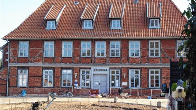 Noch ist das Entrée nicht fertig, doch schon gibt es neue Pläne für das Haus des Gastes/Archezentrum als zukünftiges Rathaus.