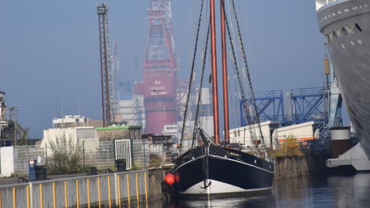 Der Traditionssegler „Atalanta“ wird seinen Winterliegeplatz für die kommenden Monate nicht mehr verlassen. Im Hintergrund das russische Rohrverlegeschiff „Fortuna“.