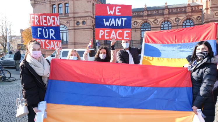 „Wir wollen Frieden“: Am Hauptbahnhof startete der Demonstrationszug durch die Innenstadt. 