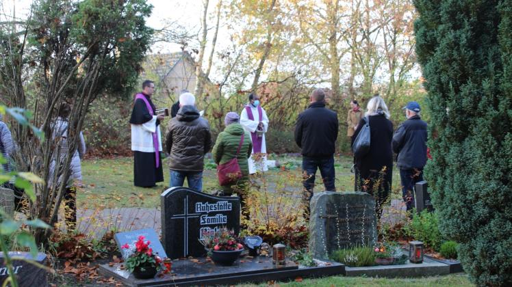 Nach der Andacht in der Trauerhalle begaben sich die Geistlichen auf den Friedhof, um die Gräber zu segnen. 