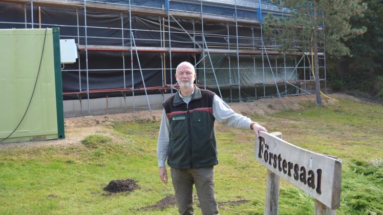 Wartet noch auf die Fenster für den Neubau des Ausbildungszentrums der Landesforst MV in Güstrow: Forstamtsleiter Ralf Neuß. 