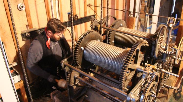 Alte Technik: Tom Träger und zwei Kollegen bauen die Mechanik von 1863 im ältesten Turm der Stadt wieder ein
