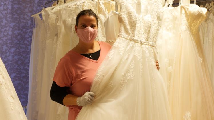 In ihrem Schweriner Brautmodengeschäft hat Anita Wiese Hochzeitskleider in vielen verschiedenen Schnitten. Die Anprobe ist nur mit Mundschutz erlaubt.