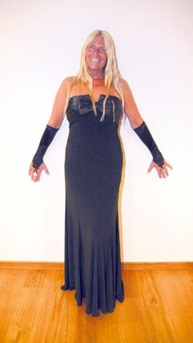 Ganz in Schwarz:  Ute Hönscheid in einem Abendkleid von Joseph Ribkoff mit abnehmbaren Trägern (319 Euro), dazu Handschuhe mit Fingerschlaufe, Spitze und Perlenverzierung (22,99 Euro). Foto: Staudt