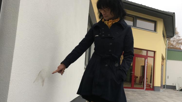 Verärgert: Birgit Czarschka zeigt auf die Flecken auf der Fassade, die durch Schuhe verursacht wurden. 