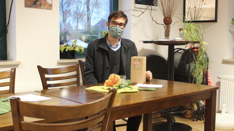 Momentan dürfen die Stühle in der Kaffee-Ecke nicht besetzt werden, doch die Senioren kommen trotzdem in den Grambower Dorfladen, plaudern mit Verkäufer Julius Bütje und kaufen den frisch gepressten Saft aus Grambower Äpfeln.