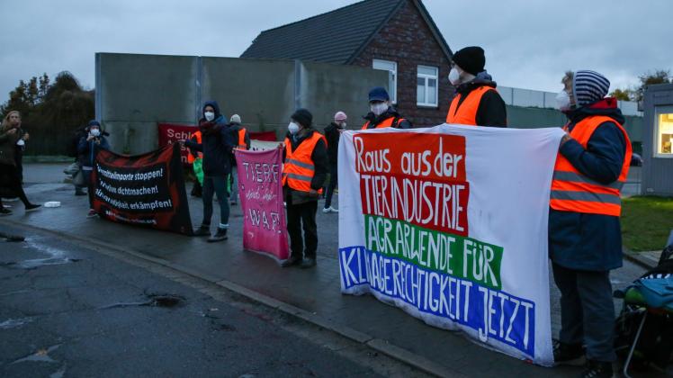 Mit Bannern wie „Raus aus der Tierindustrie – Agrarwende für Klimagerechtigkeit jetzt“ standen die Aktivisten am 2. November vor dem Tönnies-Schlachthof in Kellinghusen.