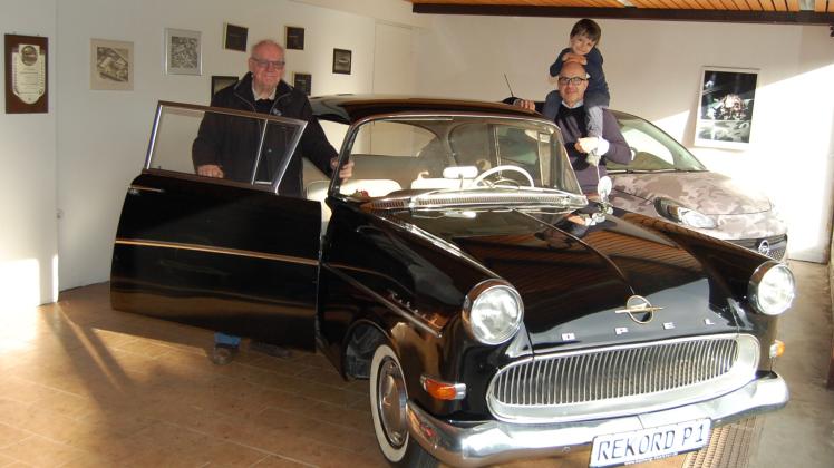 Hermann Hellwig (85) mit seinem Sohn Christian und Enkel Béla und einem alten Opel Rekord P1, jedoch nicht dem Opel von damals.