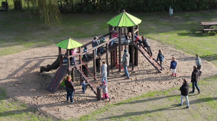 Diese Kletterkombination gehört zu den beliebten Attraktionen des neuen Kinderspielplatzes in Nostorf.