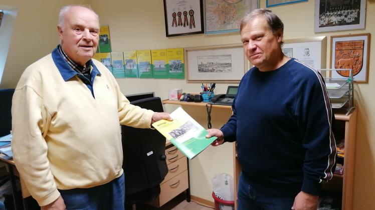 Geschafft: Redakteur Rudi Schröder (l.) überreicht die neue Broschüre dem neuen Vereinsmitglied Wolfgang Rosenow.  