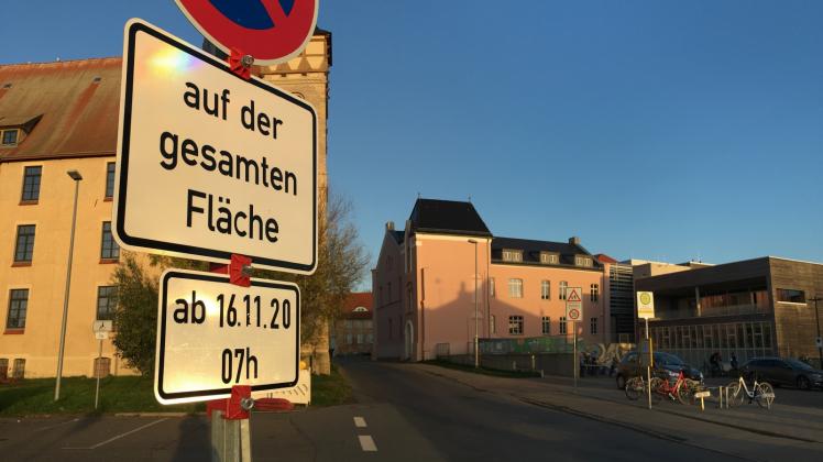 Ab Montagfrüh darf hier am Schloss nicht mehr geparkt werden. Und auch Busse halten nicht mehr in der Schloßstraße. Die wird gesperrt und neu gebaut. 
