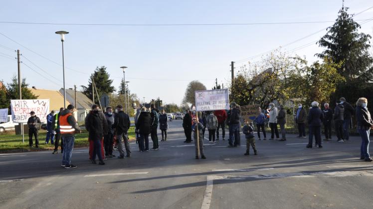 Für 30 Minuten blockieren die Einwohner von Reetz die Hauptkreuzung in ihrem Ort und machen auf das Verkehrsproblem aufmerksam. Fotos: Renè Hill 