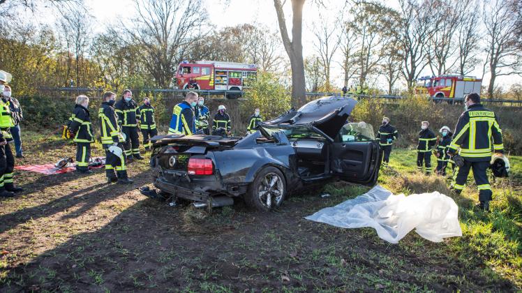 Unfall Auf Der B 432 Bei Tangstedt: Spektakulärer Abflug Aufs Fel | SHZ