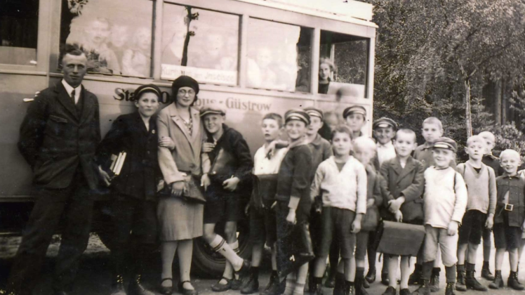 Mit dem Bus in den 1920er-Jahren zum Walderholungsheim in den Güstrower Heidbergen  Repro: Ulrich Schirow 
